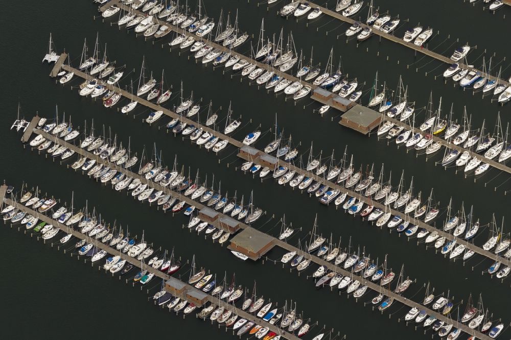 Luftbild Rostock Hohe Dühne - Yachthafen Hohe Düne mit der gleichnamigen Yachthafenresidenz an der Ostsee - Küste im Bundesland Mecklenburg-Vorpommern