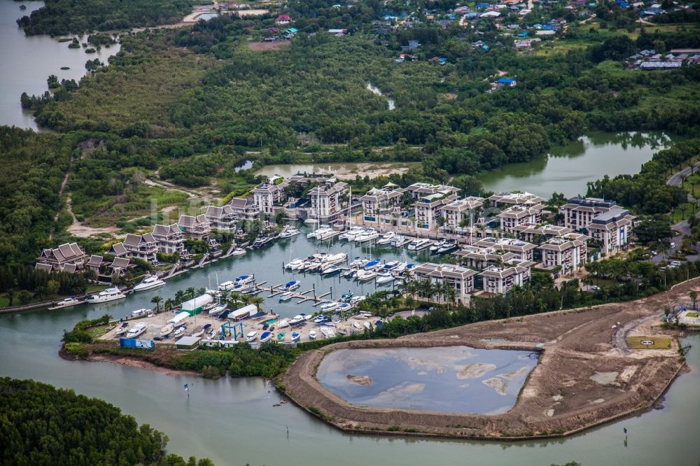 Luftaufnahme Tambon Ko Kaeo - Yachthafen in Koh Keaw auf der Insel Phuket in Thailand