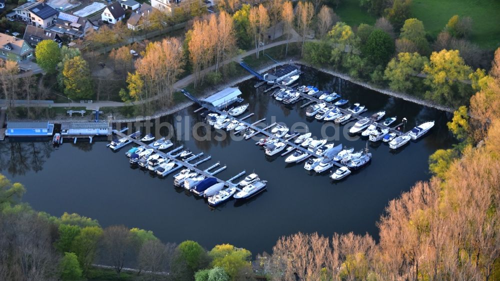 Niederkassel von oben - Yachthafen in Niederkassel im Bundesland Nordrhein-Westfalen, Deutschland