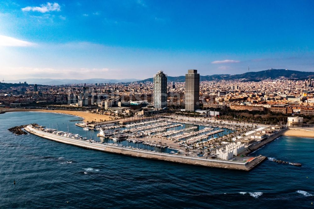 Barcelona von oben - Yachthafen Olympiahafen Port Olímpic am Uferbereich des Stadtstrandes in Barcelona in Catalunya - Katalonien, Spanien