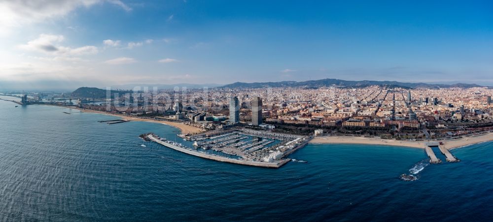 Luftbild Barcelona - Yachthafen Olympiahafen Port Olímpic am Uferbereich des Stadtstrandes in Barcelona in Catalunya - Katalonien, Spanien
