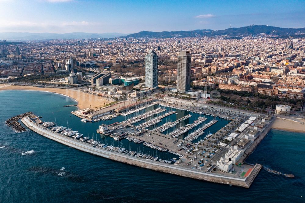 Barcelona von oben - Yachthafen Olympiahafen Port Olímpic am Uferbereich des Stadtstrandes in Barcelona in Catalunya - Katalonien, Spanien