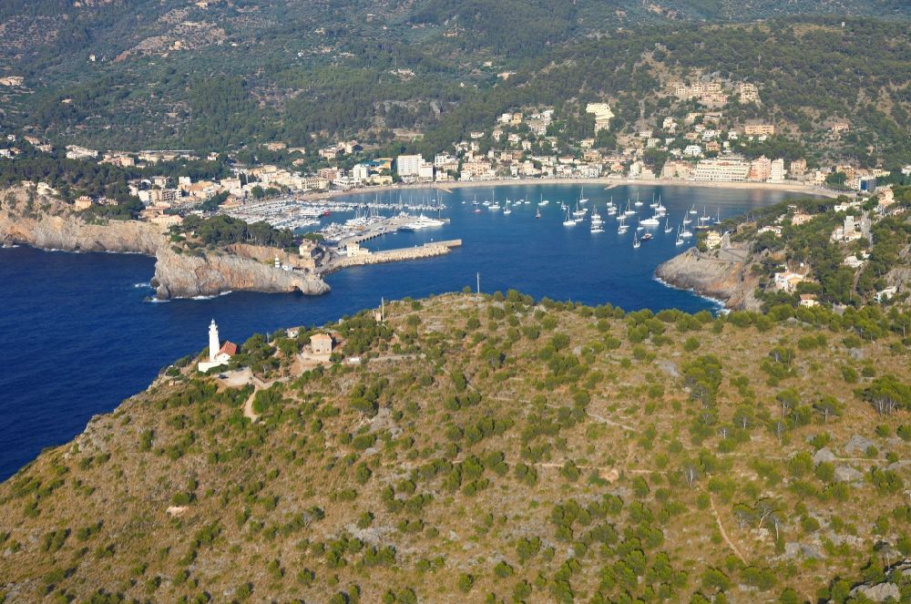 Port de Soller von oben - Yachthafen mit Sportboot- Anlegestellen und Bootsliegeplätzen in Port de Soller auf der balearischen Mittelmeerinsel Mallorca, Spanien