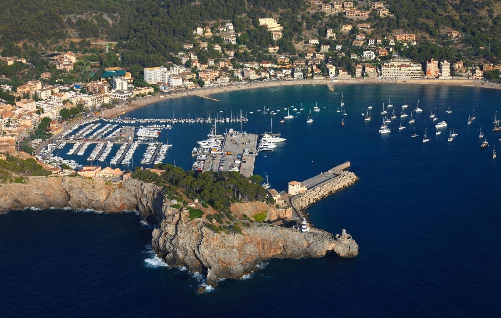 Luftbild Port de Soller - Yachthafen mit Sportboot- Anlegestellen und Bootsliegeplätzen in Port de Soller auf der balearischen Mittelmeerinsel Mallorca, Spanien