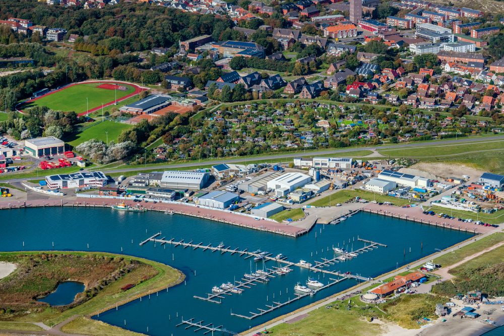 Norderney aus der Vogelperspektive: Yachthafen mit Sportboot- Anlegestellen und Bootsliegeplätzen am Uferbereich in Norderney im Bundesland Niedersachsen, Deutschland