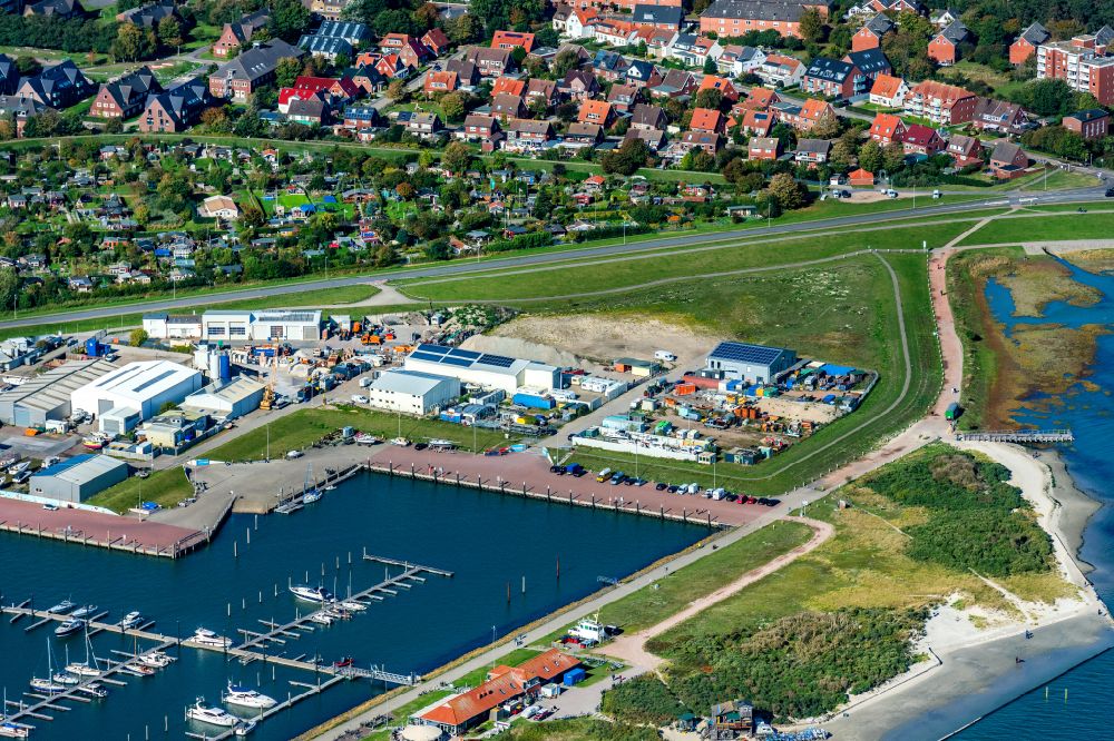 Luftbild Norderney - Yachthafen mit Sportboot- Anlegestellen und Bootsliegeplätzen am Uferbereich in Norderney im Bundesland Niedersachsen, Deutschland