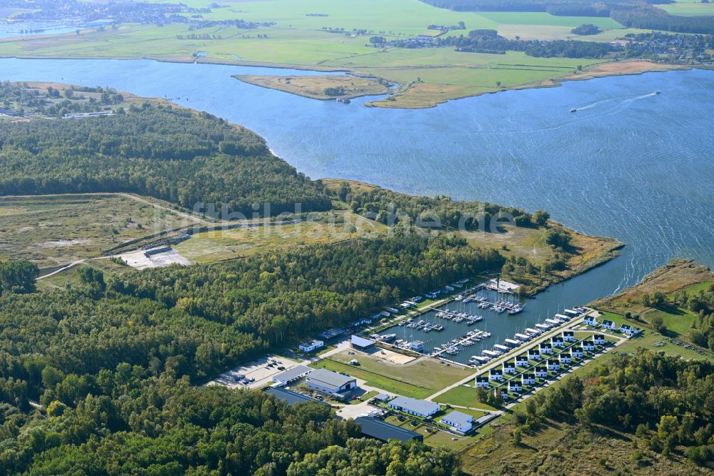 Peenemünde von oben - Yachthafen mit Sportboot- Anlegestellen und Bootsliegeplätzen am Uferbereich Peenemünde in Peenemünde im Bundesland Mecklenburg-Vorpommern, Deutschland