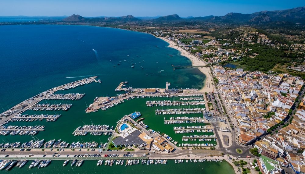Luftaufnahme Port de Pollenca - Yachthafen mit Sportboot- Anlegestellen und Bootsliegeplätzen am Uferbereich in Port de Pollenca in Balearische Insel Mallorca, Spanien