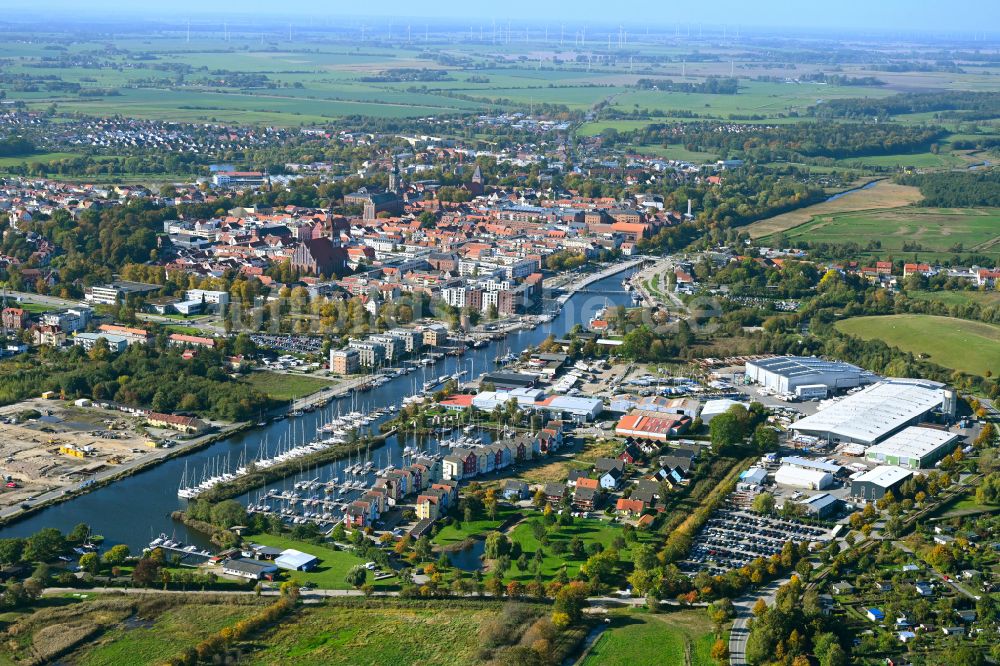 Luftbild Hansestadt Greifswald - Yachthafen mit Sportboot- Anlegestellen und Bootsliegeplätzen in Greifswald im Bundesland Mecklenburg-Vorpommern, Deutschland