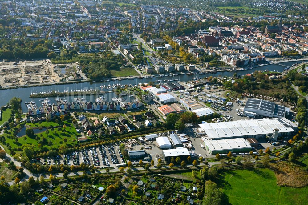 Hansestadt Greifswald von oben - Yachthafen mit Sportboot- Anlegestellen und Bootsliegeplätzen in Greifswald im Bundesland Mecklenburg-Vorpommern, Deutschland