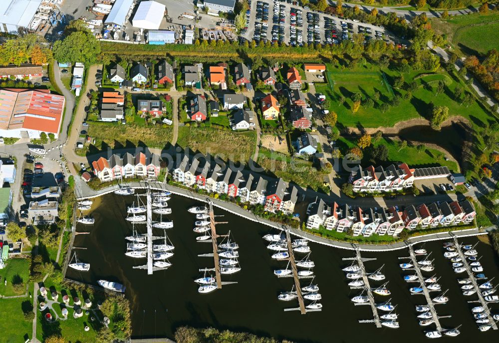 Luftaufnahme Hansestadt Greifswald - Yachthafen mit Sportboot- Anlegestellen und Bootsliegeplätzen in Greifswald im Bundesland Mecklenburg-Vorpommern, Deutschland