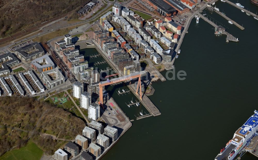 Luftaufnahme Göteborg - Yachthafen mit Sportboot- Anlegestellen, Bootsliegeplätzen und einer Mehrfamilienhäusern in Göteborg in Västra Götalands län, Schweden