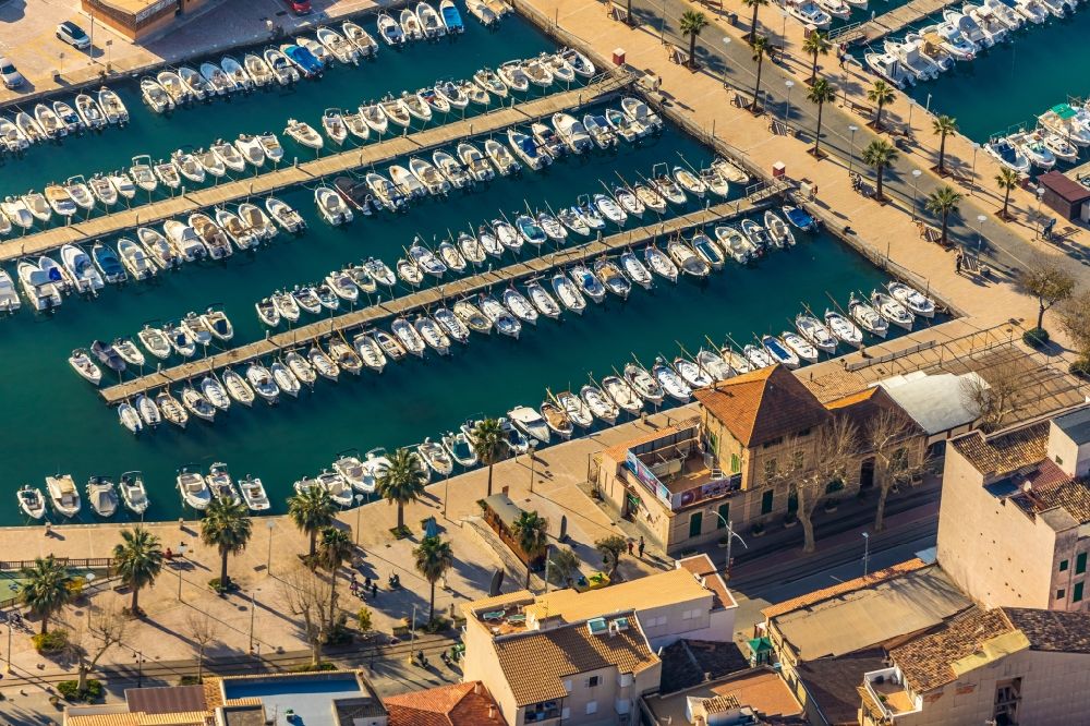Port de Soller aus der Vogelperspektive: Yachthafen mit Sportboot- Anlegestellen und Bootsliegeplätzen in Port de Soller auf der balearischen Mittelmeerinsel Mallorca, Spanien