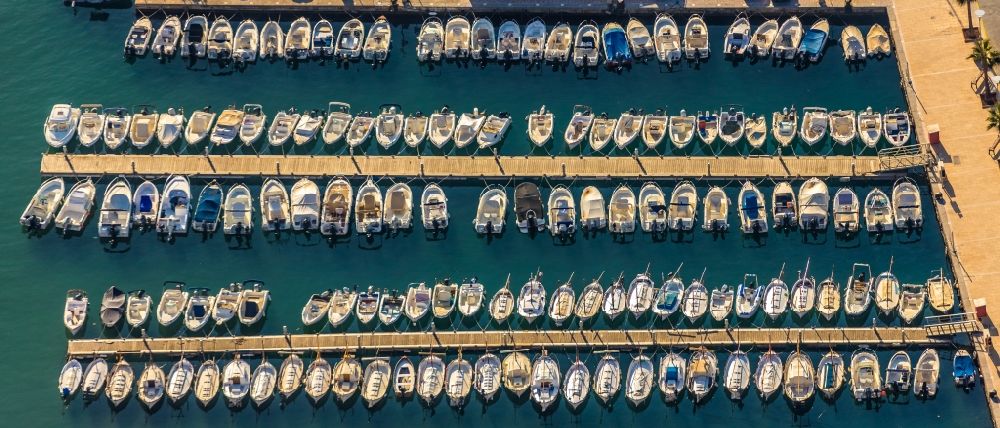Luftaufnahme Port de Soller - Yachthafen mit Sportboot- Anlegestellen und Bootsliegeplätzen in Port de Soller auf der balearischen Mittelmeerinsel Mallorca, Spanien