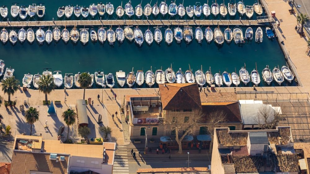 Port de Soller von oben - Yachthafen mit Sportboot- Anlegestellen und Bootsliegeplätzen in Port de Soller auf der balearischen Mittelmeerinsel Mallorca, Spanien