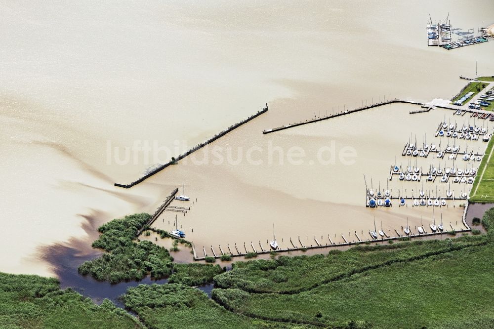 Luftaufnahme Breitenbrunn - Yachthafen mit Sportboot- Anlegestellen und Bootsliegeplätzen und Seebad am Uferbereich Neusiedler See in Breitenbrunn in Burgenland, Österreich
