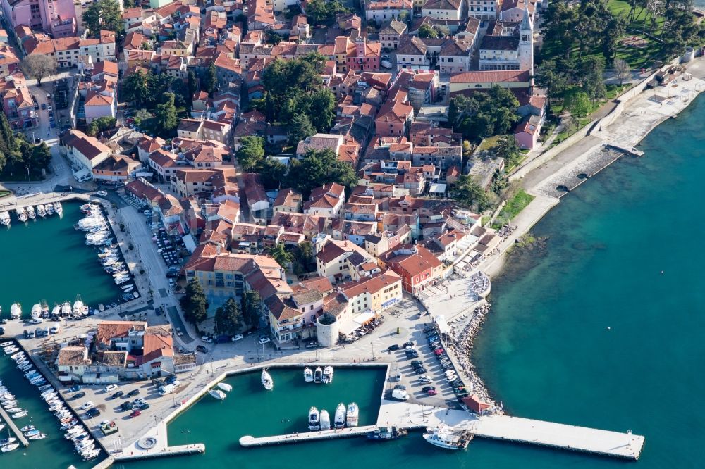 Novigrad aus der Vogelperspektive: Yachthafen mit Sportboot- Anlegestellen und Bootsliegeplätzen am Uferbereich der Adria und Altstadt in Novigrad in Istirien - Istarska zupanija, Kroatien