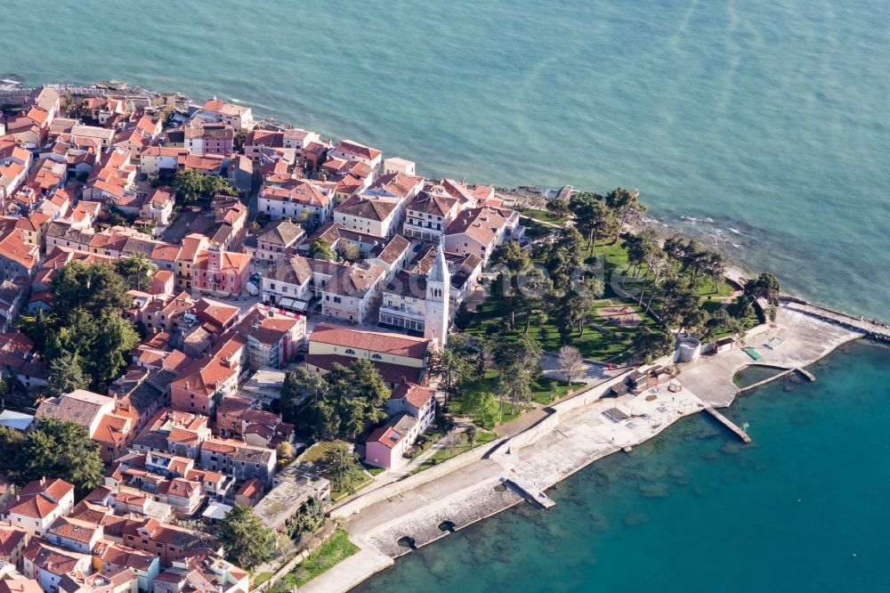 Luftbild Novigrad - Yachthafen mit Sportboot- Anlegestellen und Bootsliegeplätzen am Uferbereich der Adria und Altstadt in Novigrad in Istirien - Istarska zupanija, Kroatien