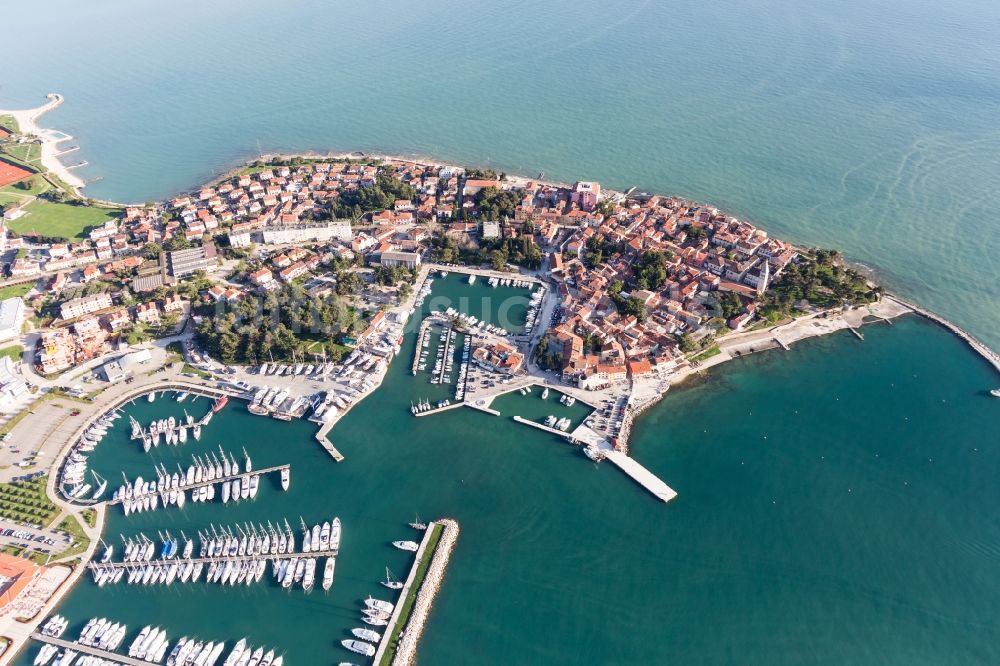 Luftaufnahme Novigrad - Yachthafen mit Sportboot- Anlegestellen und Bootsliegeplätzen am Uferbereich der Adria und Altstadt in Novigrad in Istirien - Istarska zupanija, Kroatien
