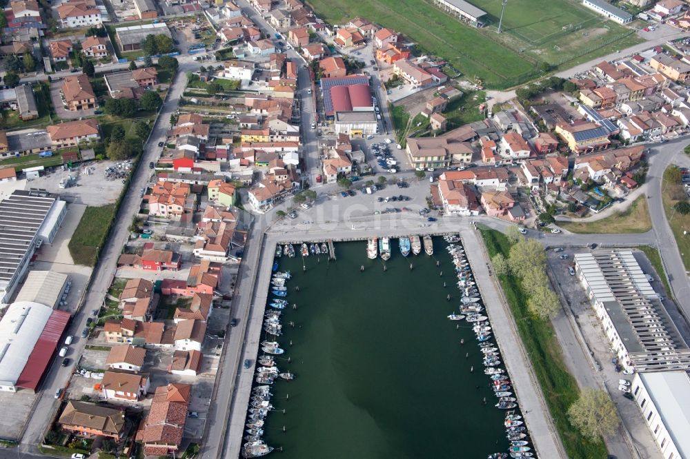 Goro aus der Vogelperspektive: Yachthafen mit Sportboot- Anlegestellen und Bootsliegeplätzen am Uferbereich der Adria in Goro in Emilia-Romagna, Italien