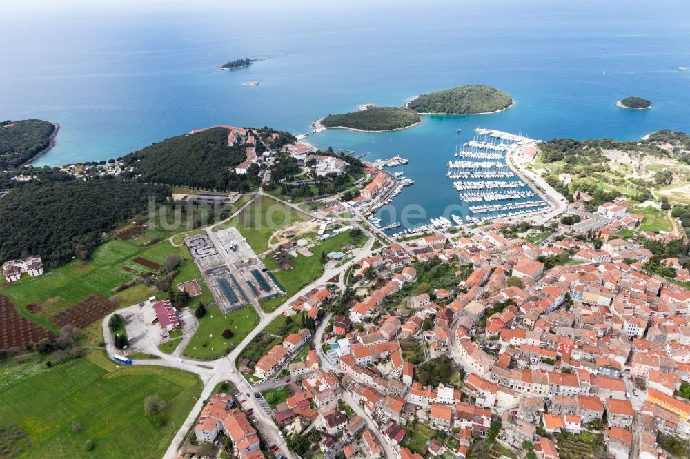 Luftbild Vrsar - Yachthafen mit Sportboot- Anlegestellen und Bootsliegeplätzen am Uferbereich der Adria in Vrsar in Istirien - Istarska zupanija, Kroatien
