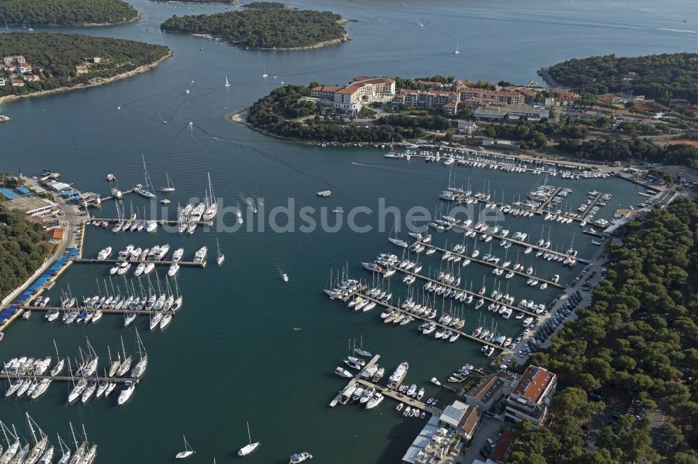 Pula von oben - Yachthafen mit Sportboot- Anlegestellen und Bootsliegeplätzen am Uferbereich Adriatisches Meer in Pula in Istirien - Istarska zupanija, Kroatien