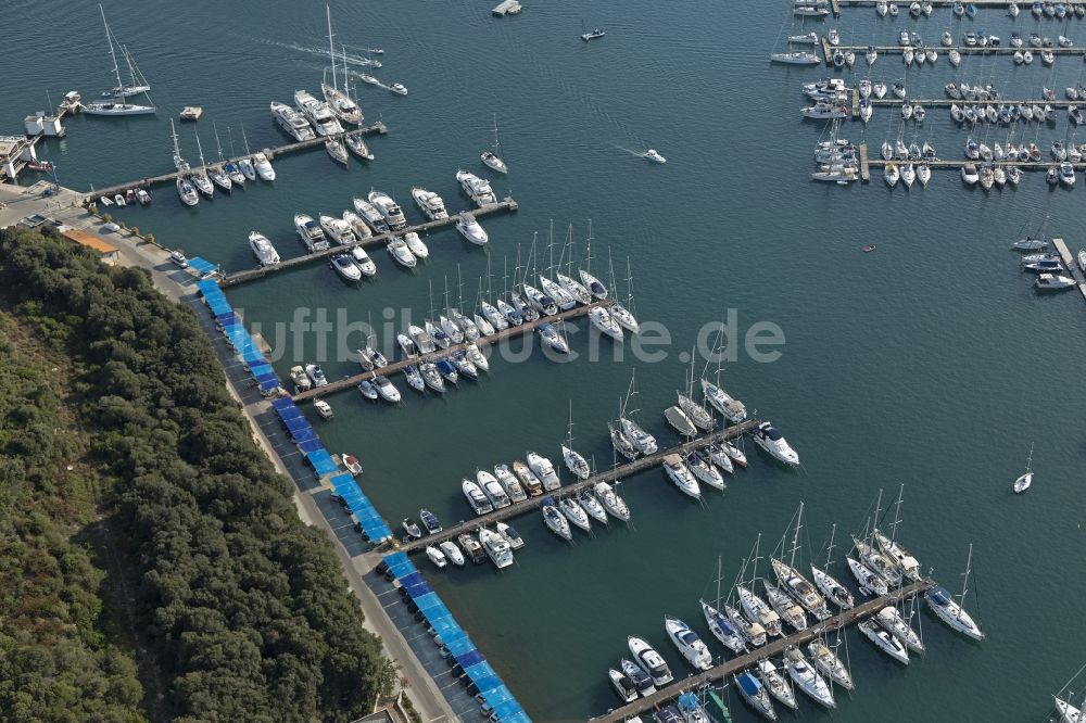 Pula aus der Vogelperspektive: Yachthafen mit Sportboot- Anlegestellen und Bootsliegeplätzen am Uferbereich Adriatisches Meer in Pula in Istrien - Istarska zupanija, Kroatien