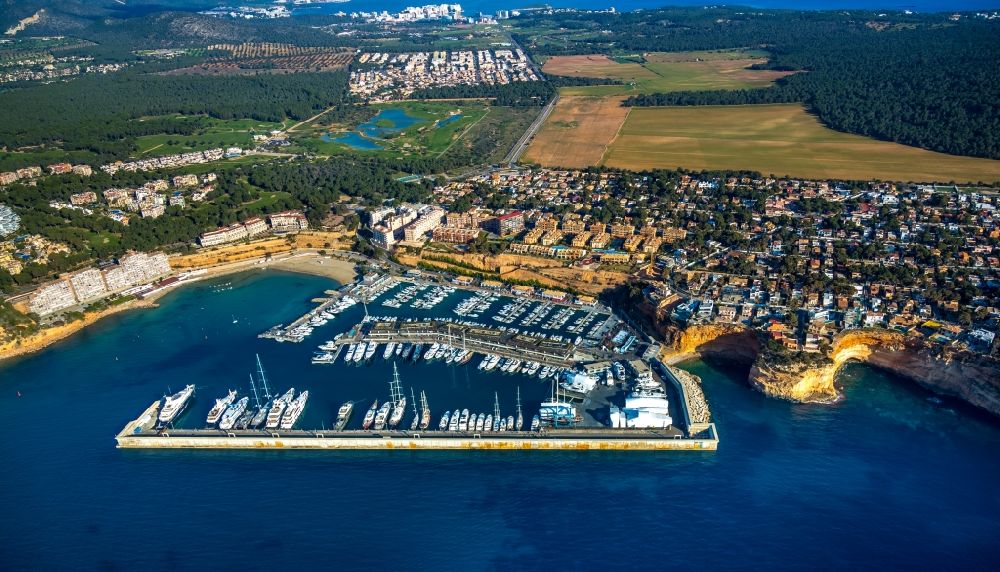 El Toro aus der Vogelperspektive: Yachthafen mit Sportboot- Anlegestellen und Bootsliegeplätzen am Uferbereich des Balearen-Meer in El Toro auf der balearischen Mittelmeerinsel Mallorca, Spanien