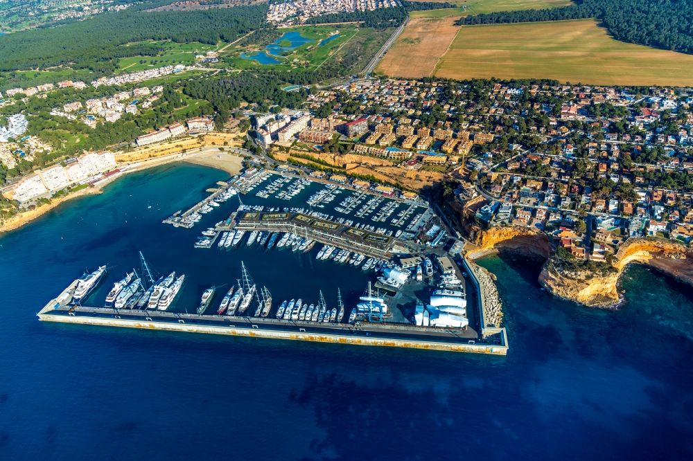 Luftbild El Toro - Yachthafen mit Sportboot- Anlegestellen und Bootsliegeplätzen am Uferbereich des Balearen-Meer in El Toro auf der balearischen Mittelmeerinsel Mallorca, Spanien