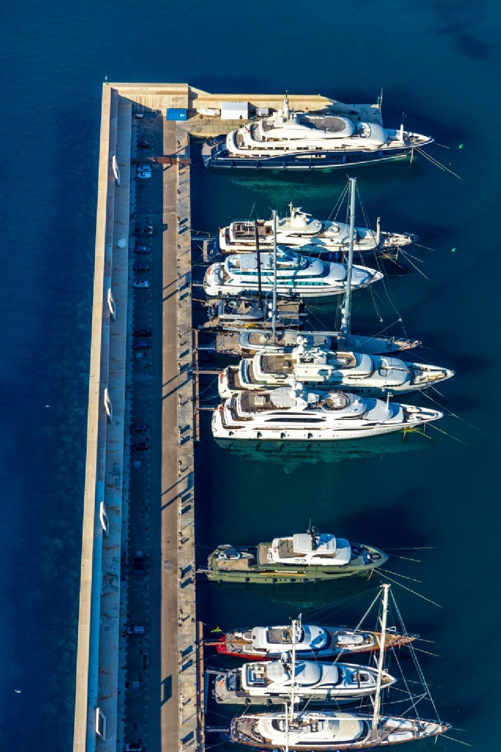 Luftaufnahme El Toro - Yachthafen mit Sportboot- Anlegestellen und Bootsliegeplätzen am Uferbereich des Balearen-Meer in El Toro auf der balearischen Mittelmeerinsel Mallorca, Spanien