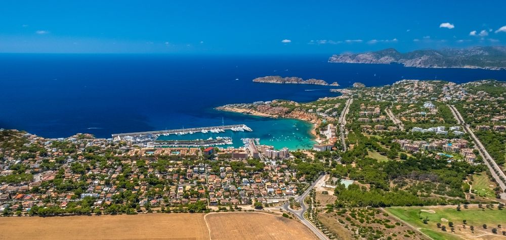El Toro von oben - Yachthafen mit Sportboot- Anlegestellen und Bootsliegeplätzen am Uferbereich des Balearen-Meer in El Toro auf der balearischen Mittelmeerinsel Mallorca, Spanien