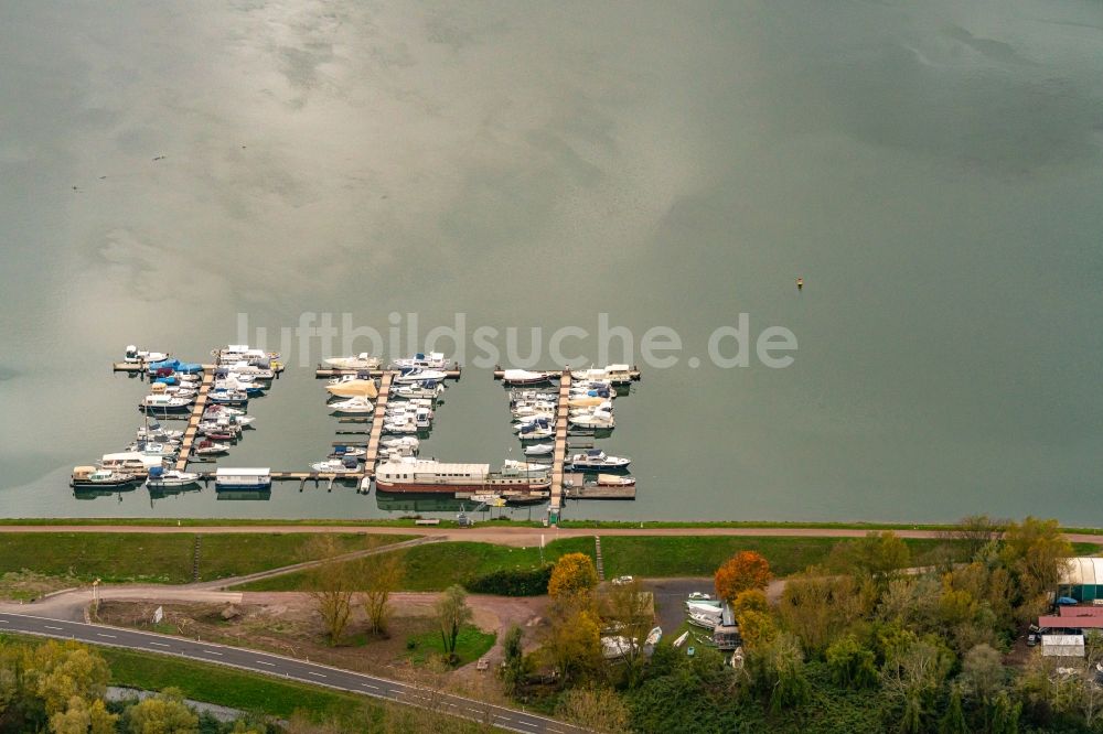 Luftbild Schwanau - Yachthafen mit Sportboot- Anlegestellen und Bootsliegeplätzen am Uferbereich bei Nonnenweier am Rhein in Schwanau im Bundesland Baden-Württemberg, Deutschland