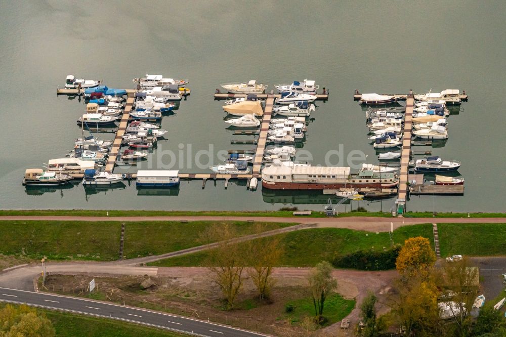 Luftaufnahme Schwanau - Yachthafen mit Sportboot- Anlegestellen und Bootsliegeplätzen am Uferbereich bei Nonnenweier am Rhein in Schwanau im Bundesland Baden-Württemberg, Deutschland