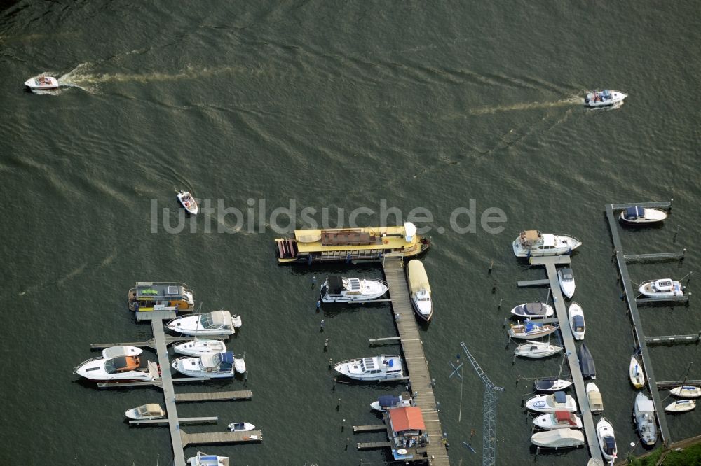 Luftbild Berlin - Yachthafen mit Sportboot- Anlegestellen und Bootsliegeplätzen am Uferbereich in Berlin
