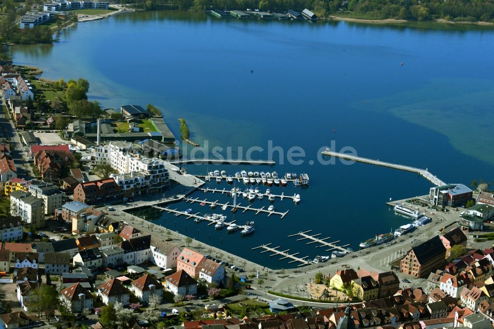 Luftbild Waren (Müritz) - Yachthafen mit Sportboot- Anlegestellen und Bootsliegeplätzen am Uferbereich der Binnenmüritz in Waren (Müritz) im Bundesland Mecklenburg-Vorpommern, Deutschland