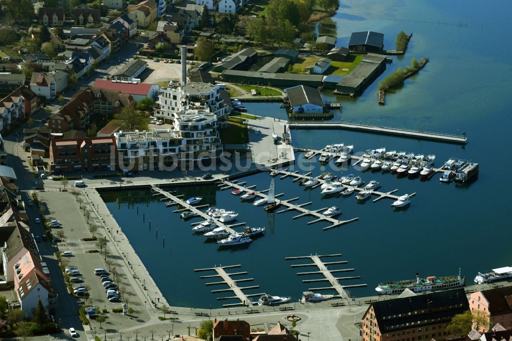 Luftaufnahme Waren (Müritz) - Yachthafen mit Sportboot- Anlegestellen und Bootsliegeplätzen am Uferbereich der Binnenmüritz in Waren (Müritz) im Bundesland Mecklenburg-Vorpommern, Deutschland