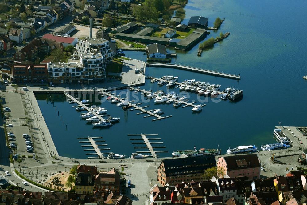 Waren (Müritz) von oben - Yachthafen mit Sportboot- Anlegestellen und Bootsliegeplätzen am Uferbereich der Binnenmüritz in Waren (Müritz) im Bundesland Mecklenburg-Vorpommern, Deutschland