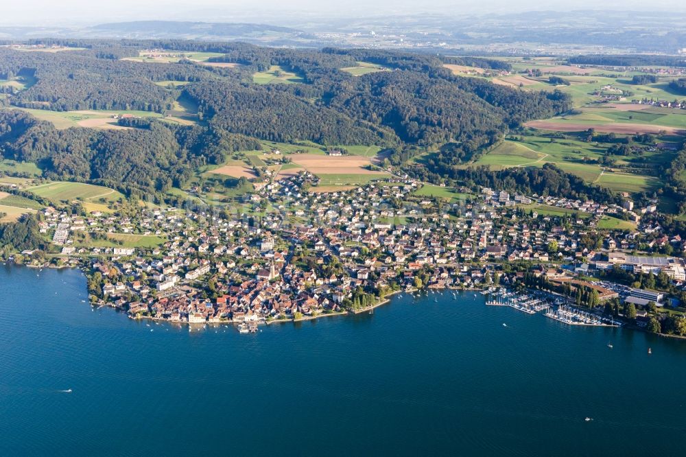 Luftaufnahme Steckborn - Yachthafen mit Sportboot- Anlegestellen und Bootsliegeplätzen am Uferbereich des Bodensee in Steckborn im Kanton Thurgau, Schweiz
