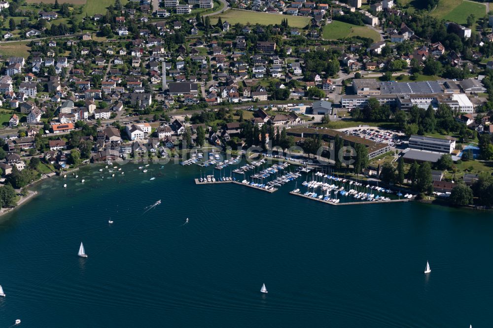Steckborn von oben - Yachthafen mit Sportboot- Anlegestellen und Bootsliegeplätzen am Uferbereich des Bodensee in Steckborn im Kanton Thurgau, Schweiz