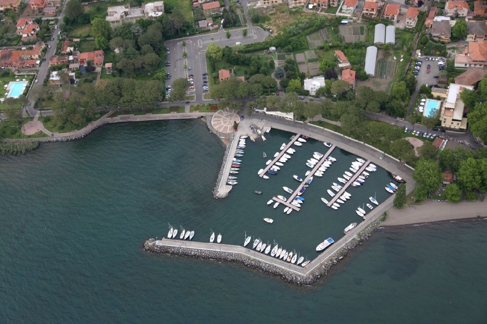 Luftaufnahme Bolsena - Yachthafen mit Sportboot- Anlegestellen und Bootsliegeplätzen am Uferbereich in Bolsena in Latium in Italien