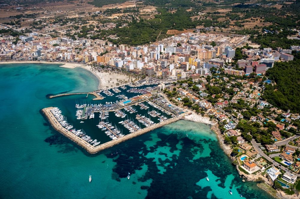 Luftaufnahme Llucmajor - Yachthafen mit Sportboot- Anlegestellen und Bootsliegeplätzen am Uferbereich Club Nautic s' Arenal in Llucmajor in Balearische Insel Mallorca, Spanien
