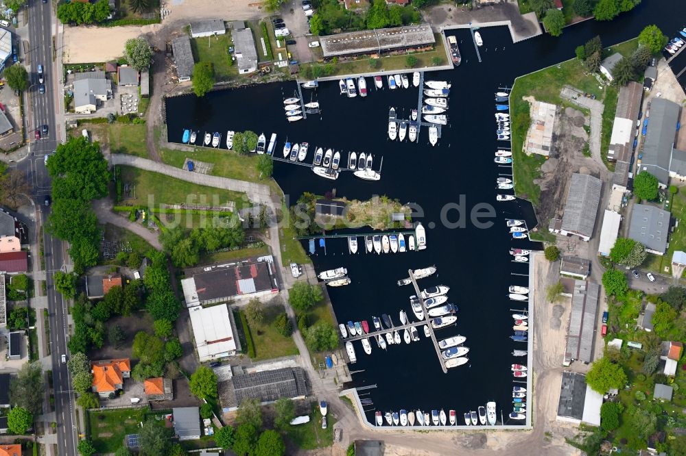 Berlin aus der Vogelperspektive: Yachthafen mit Sportboot- Anlegestellen und Bootsliegeplätzen am Uferbereich der Dahme in Berlin, Deutschland