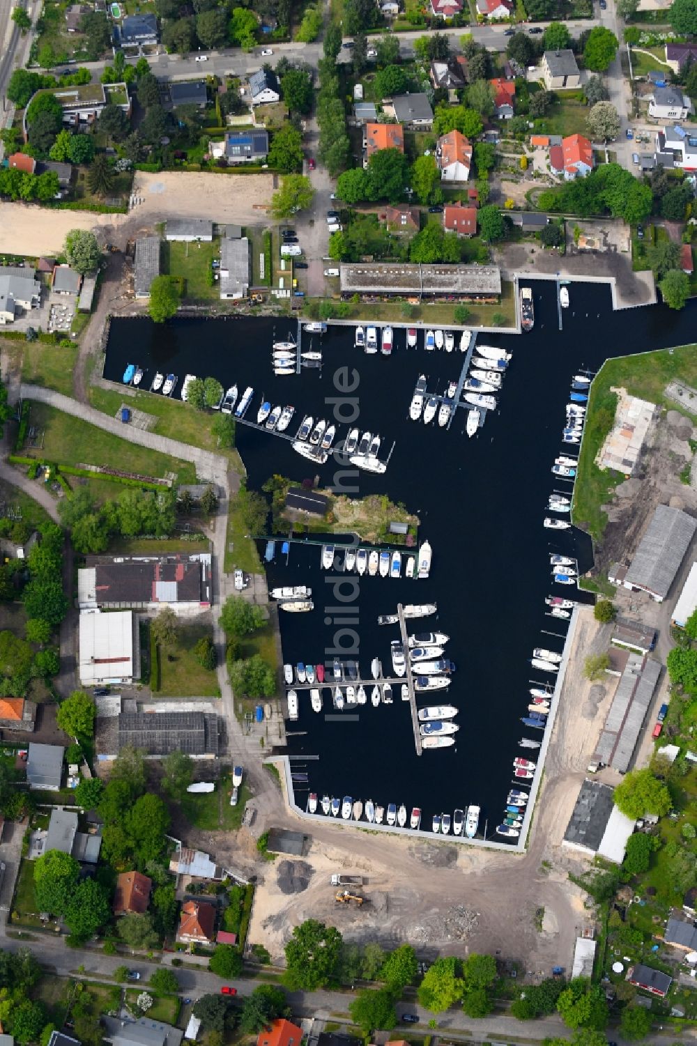 Luftbild Berlin - Yachthafen mit Sportboot- Anlegestellen und Bootsliegeplätzen am Uferbereich der Dahme in Berlin, Deutschland