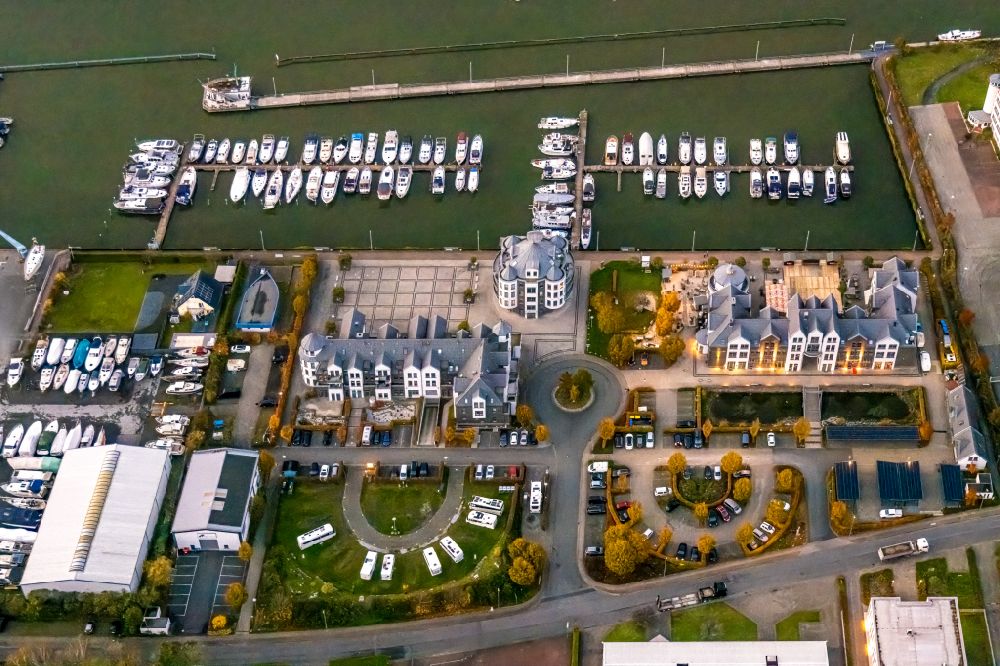Luftbild Rünthe - Yachthafen mit Sportboot- Anlegestellen und Bootsliegeplätzen am Uferbereich des Datteln-Hamm-Kanal in Rünthe im Bundesland Nordrhein-Westfalen, Deutschland