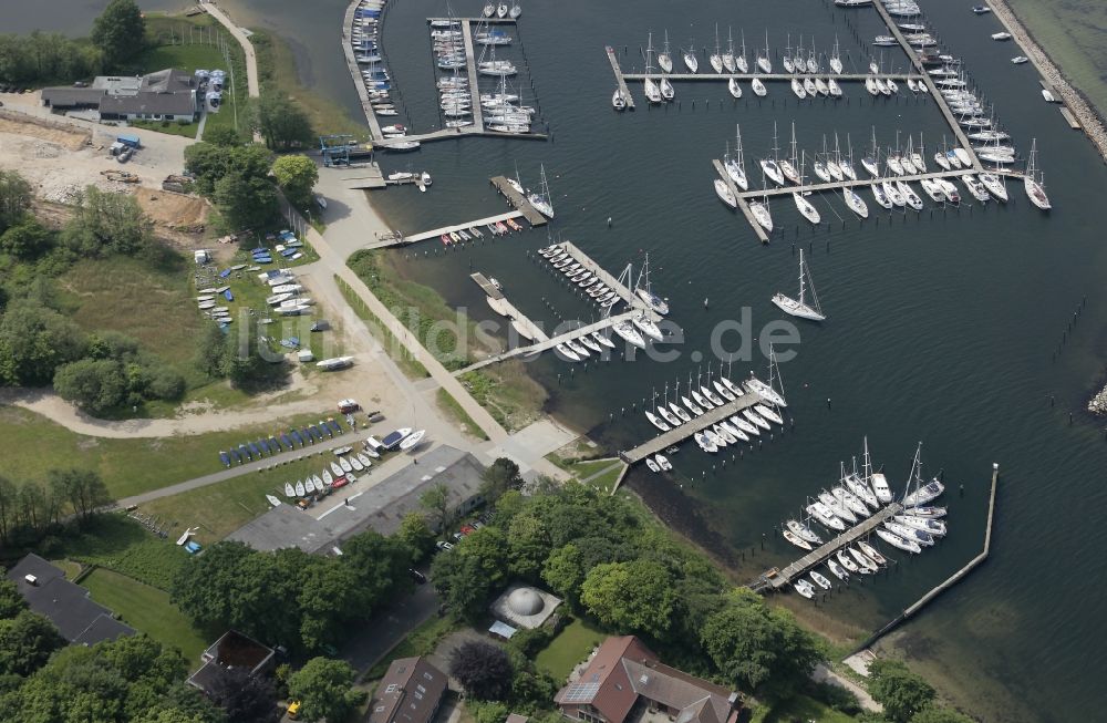 Glücksburg von oben - Yachthafen mit Sportboot- Anlegestellen und Bootsliegeplätzen am Uferbereich der Flensburger Förde in Glücksburg im Bundesland Schleswig-Holstein