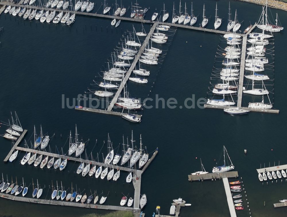 Luftbild Glücksburg - Yachthafen mit Sportboot- Anlegestellen und Bootsliegeplätzen am Uferbereich der Flensburger Förde in Glücksburg im Bundesland Schleswig-Holstein
