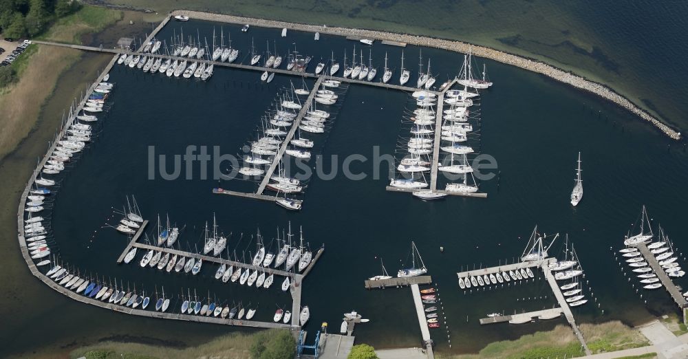 Luftaufnahme Glücksburg - Yachthafen mit Sportboot- Anlegestellen und Bootsliegeplätzen am Uferbereich der Flensburger Förde in Glücksburg im Bundesland Schleswig-Holstein