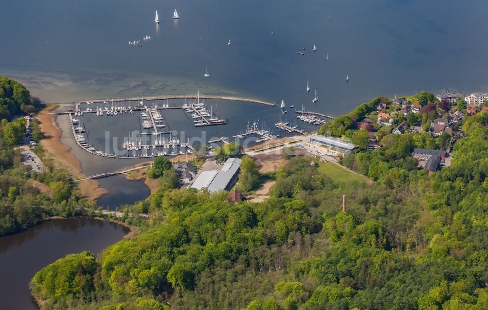 Luftaufnahme Glücksburg - Yachthafen mit Sportboot- Anlegestellen und Bootsliegeplätzen am Uferbereich der Flensburger Förde in Glücksburg in Schleswig-Holstein, Deutschland