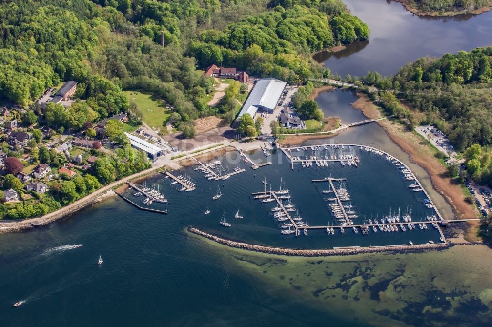 Luftbild Glücksburg - Yachthafen mit Sportboot- Anlegestellen und Bootsliegeplätzen am Uferbereich der Flensburger Förde in Glücksburg in Schleswig-Holstein, Deutschland