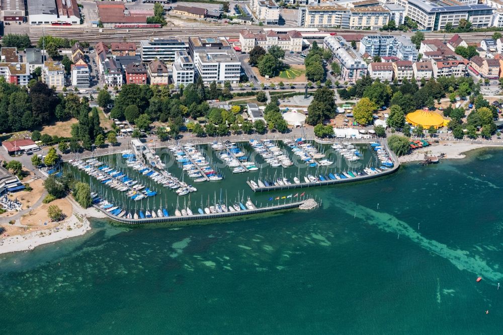 Luftbild Friedrichshafen - Yachthafen mit Sportboot- Anlegestellen und Bootsliegeplätzen am Uferbereich in Friedrichshafen im Bundesland Baden-Württemberg, Deutschland